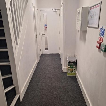 Deluxe Single Room Only For One Adult Northolt  ภายนอก รูปภาพ