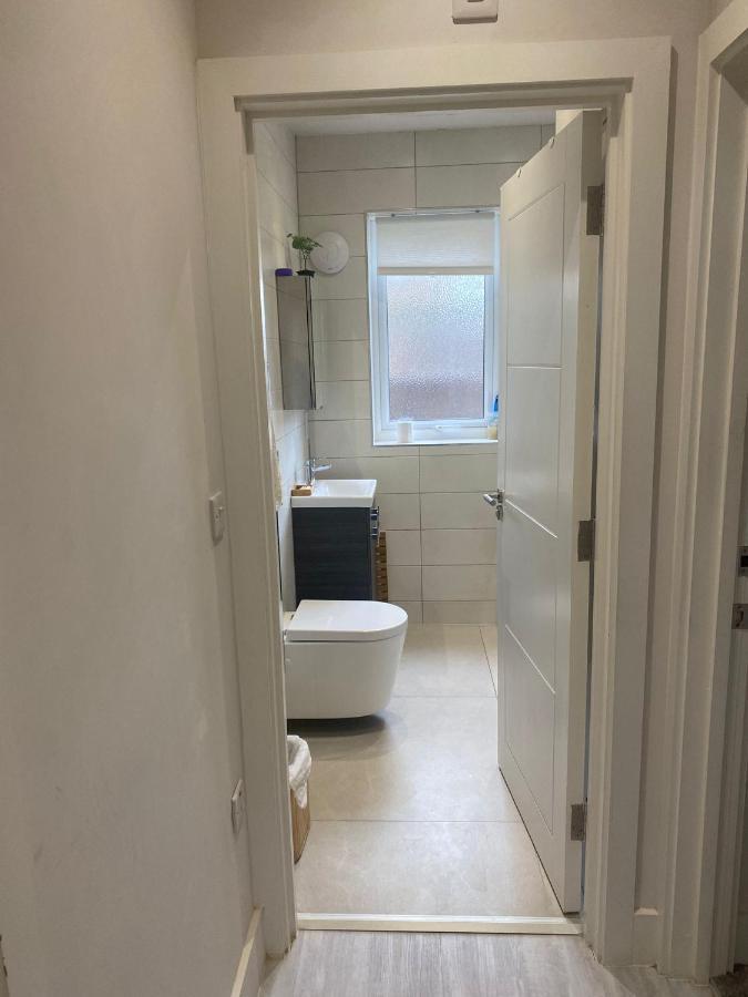 Deluxe Single Room Only For One Adult Northolt  ภายนอก รูปภาพ