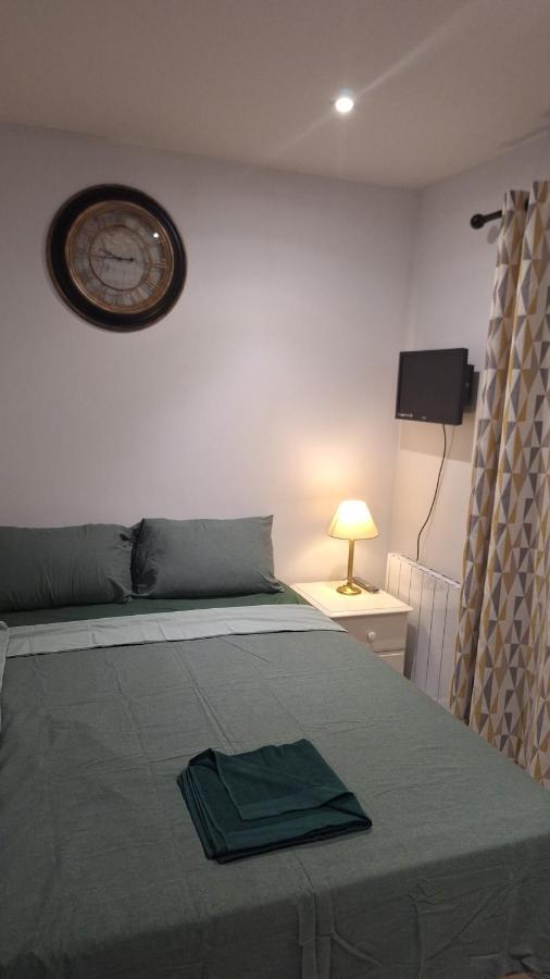 Deluxe Single Room Only For One Adult Northolt  ภายนอก รูปภาพ