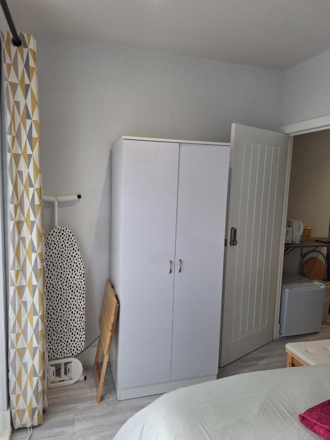 Deluxe Single Room Only For One Adult Northolt  ภายนอก รูปภาพ