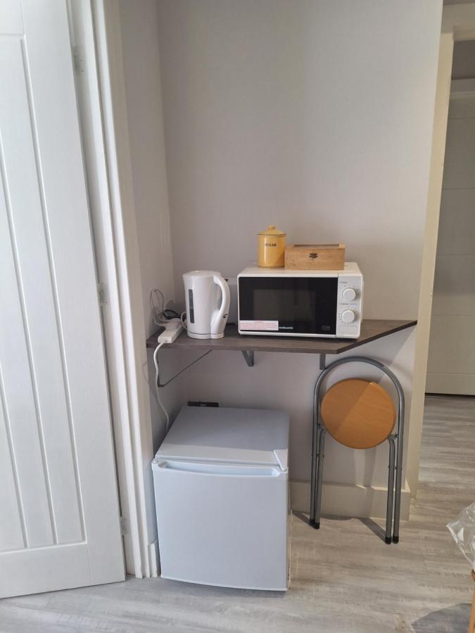 Deluxe Single Room Only For One Adult Northolt  ภายนอก รูปภาพ